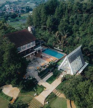 Green Forest Resort & Wedding Bandung,Lembang>>Bandung,4 star