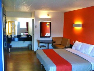 Days Inn By Wyndham Columbus/Worthington,Near Anheuser-Busch Brewery,2 star