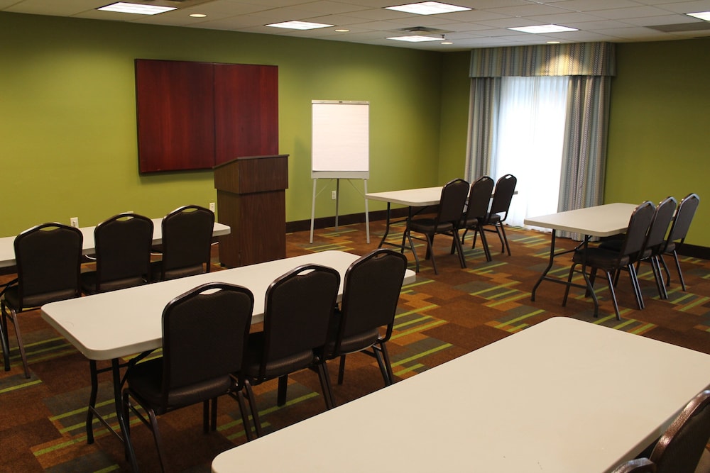 holiday inn express and suites starkville by ihg