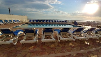 tropical winds oceanfront hotel