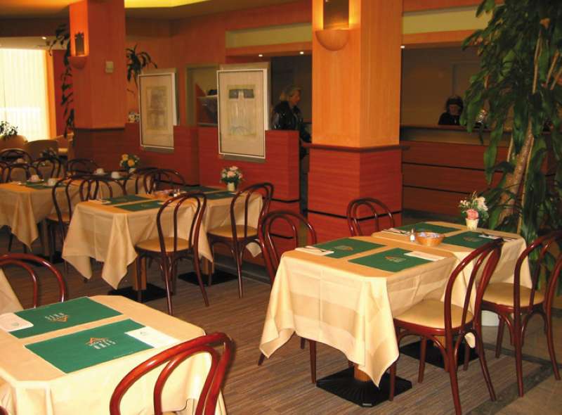 aris grand place hotel