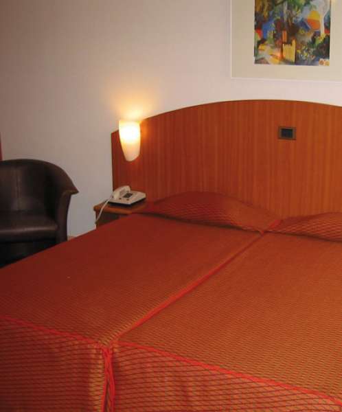 aris grand place hotel