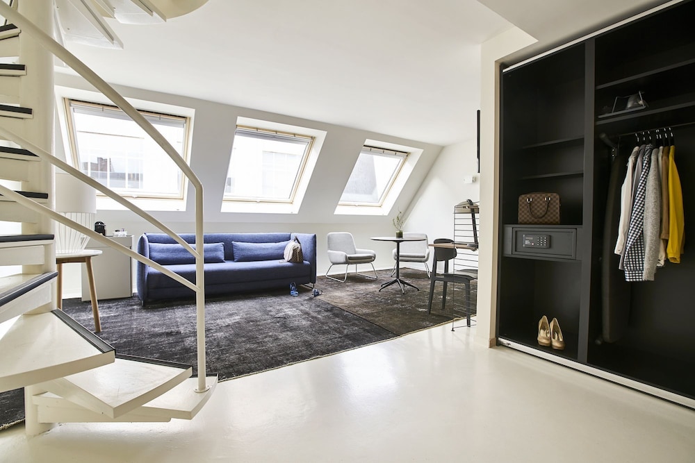 9hotel sablon