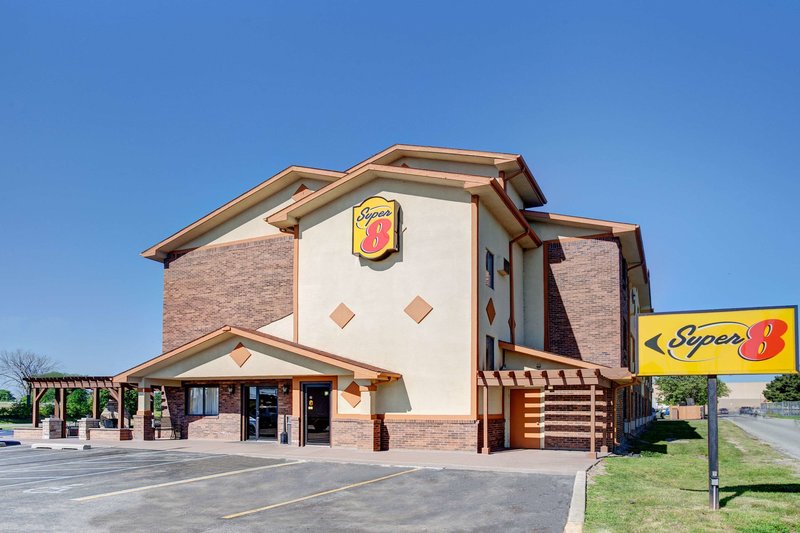 super 8 by wyndham roseville detroit area