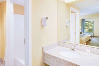 super 8 by wyndham diberville biloxi area