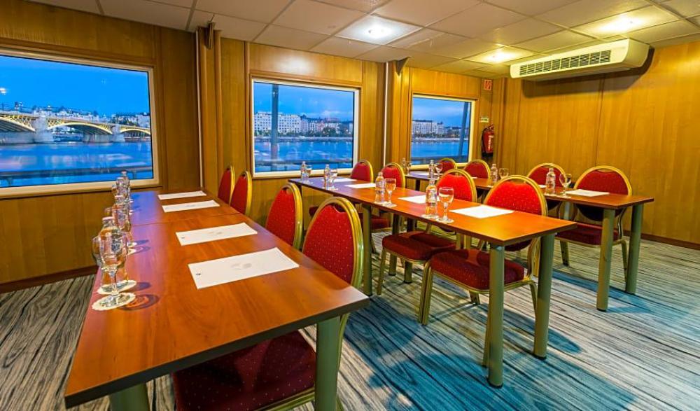 grand jules boat hotel