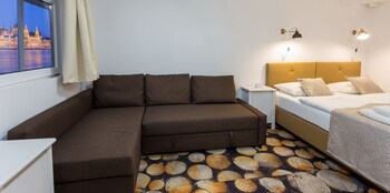 grand jules boat hotel