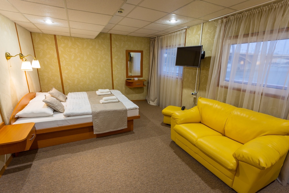 grand jules boat hotel