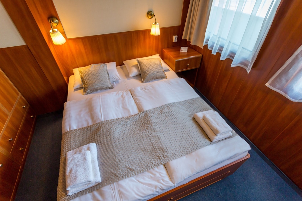 grand jules boat hotel