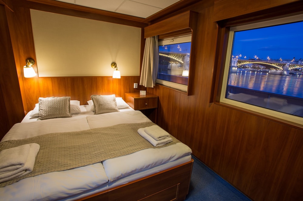 grand jules boat hotel