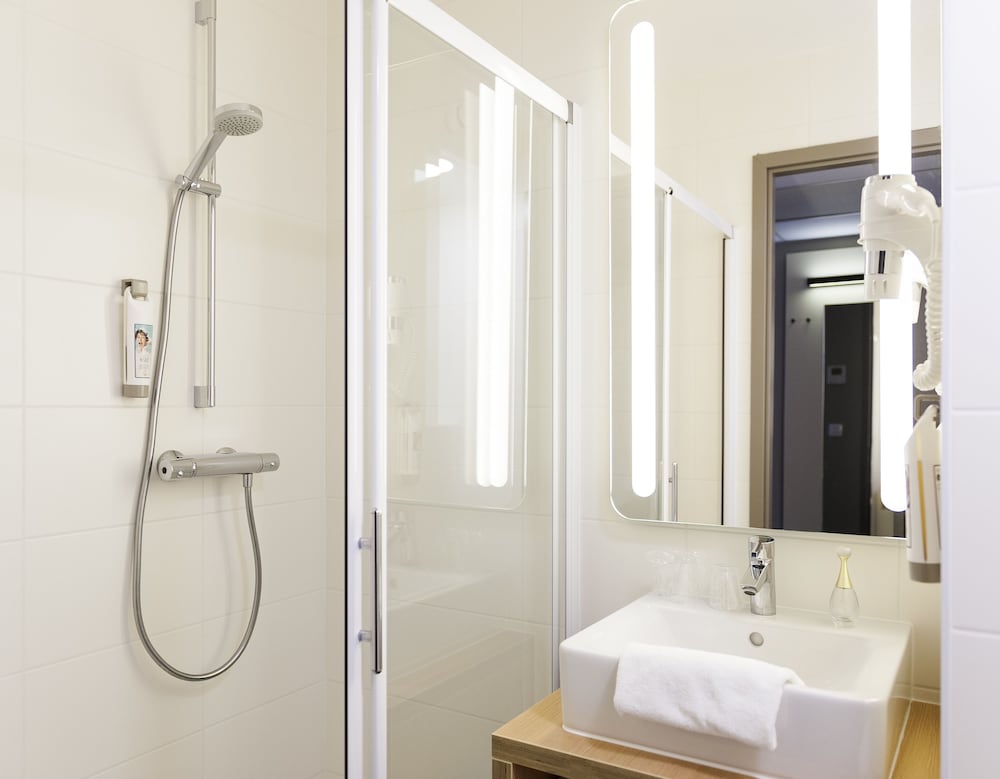 ibis lannion cote de granit rose