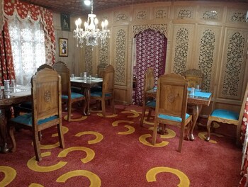 the mughal palace eco luxury houseboat