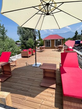 the mughal palace eco luxury houseboat