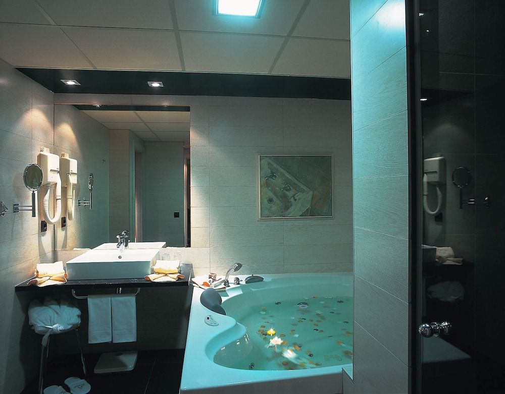 hotel roc blanc and spa