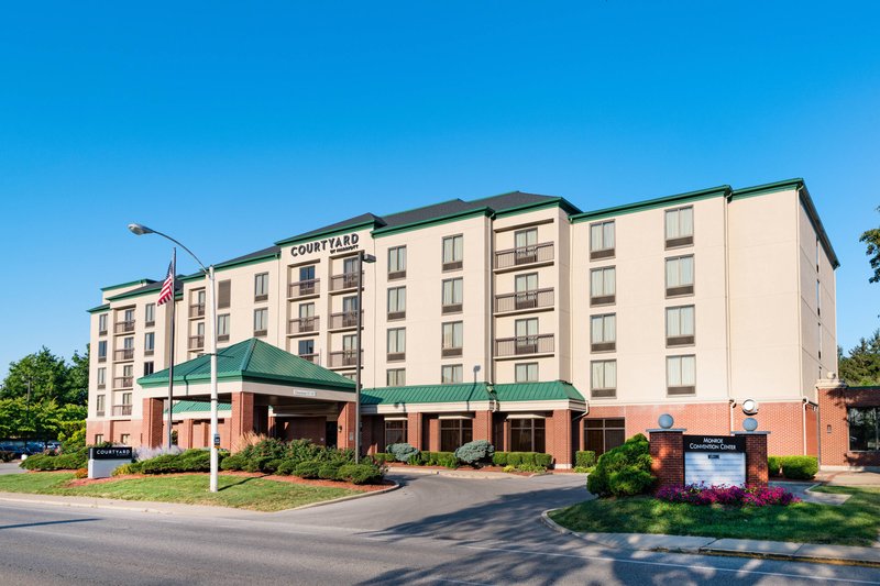 Courtyard By Marriott Bloomington