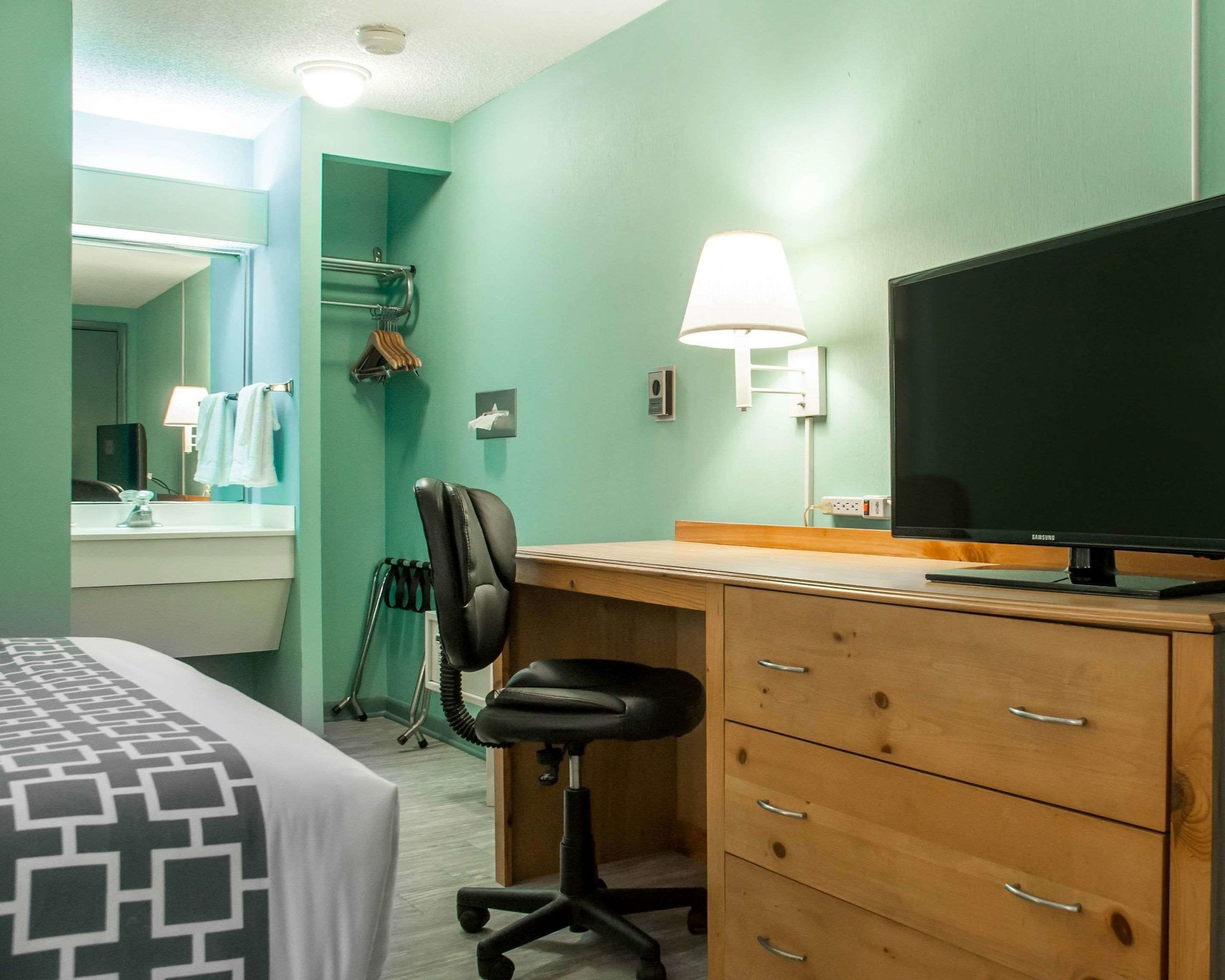 econo lodge south