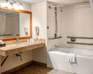 Clarion Hotel Conference Center On Lake Erie,Dunkirk>>Chautauqua,3 star