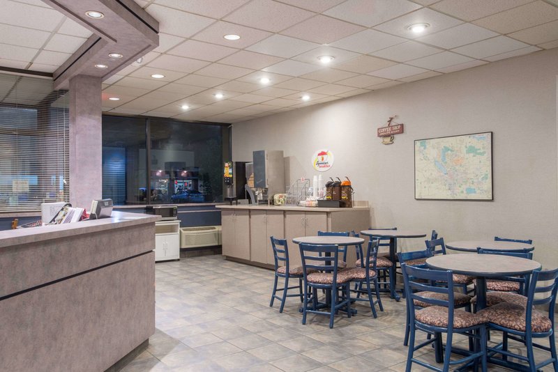 super 8 by wyndham liverpool syracuse north airport