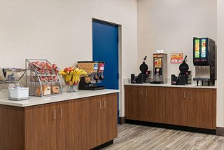 super 8 by wyndham liverpool syracuse north airport