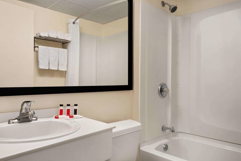 super 8 by wyndham liverpool syracuse north airport