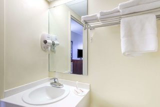 super 8 by wyndham liverpool syracuse north airport