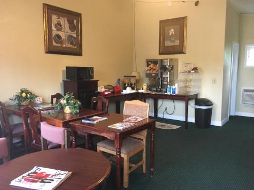 rapids inn and suites