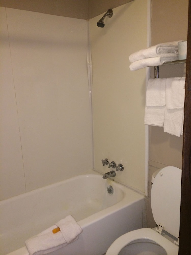 rapids inn and suites