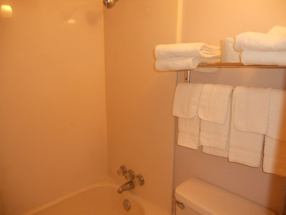 rapids inn and suites