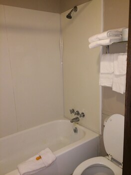 rapids inn and suites