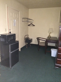 rapids inn and suites