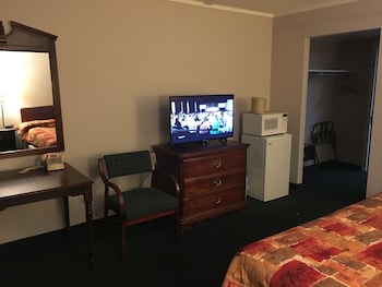 rapids inn and suites