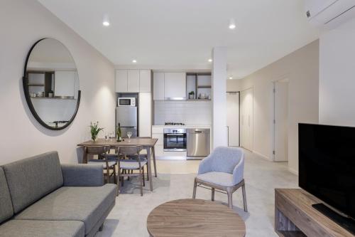 brady apartment hotel hardware lane