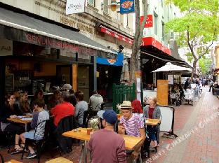 brady apartment hotel hardware lane