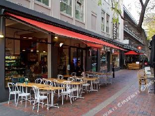 brady apartment hotel hardware lane