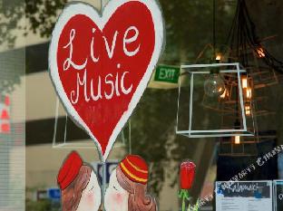 brady apartment hotel hardware lane