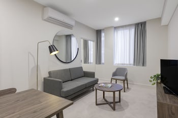 brady apartment hotel hardware lane