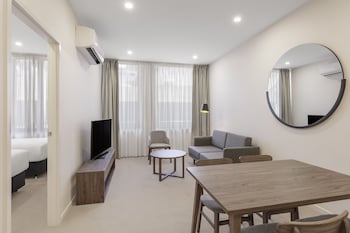 brady apartment hotel hardware lane