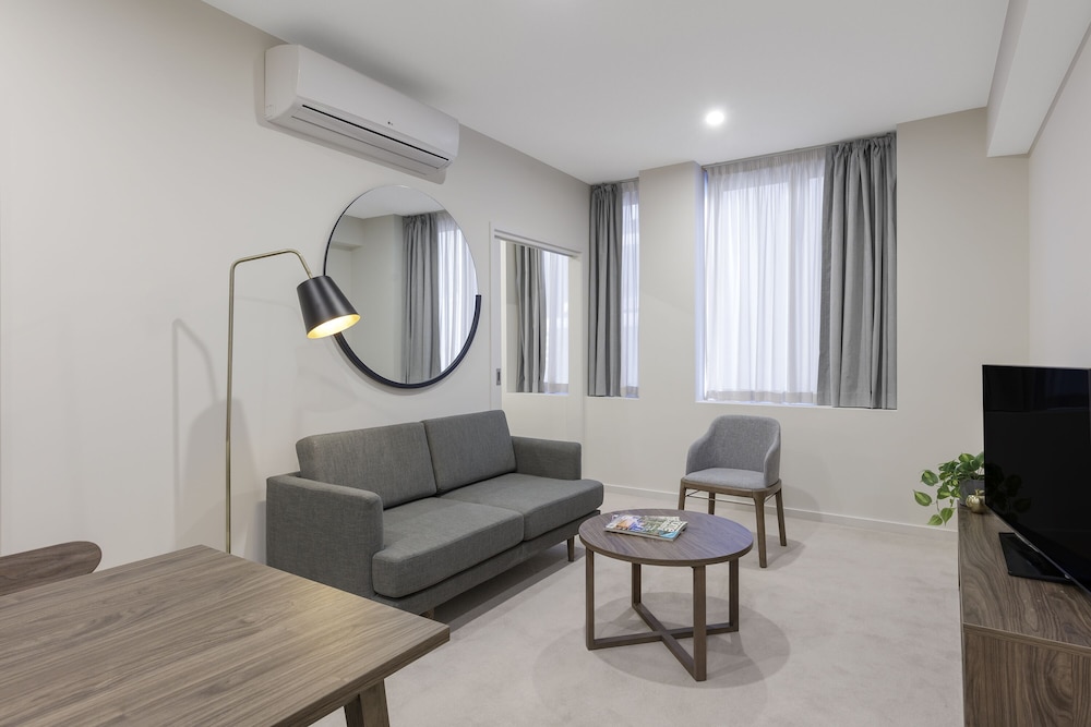 brady apartment hotel hardware lane