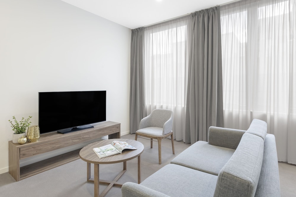 brady apartment hotel hardware lane