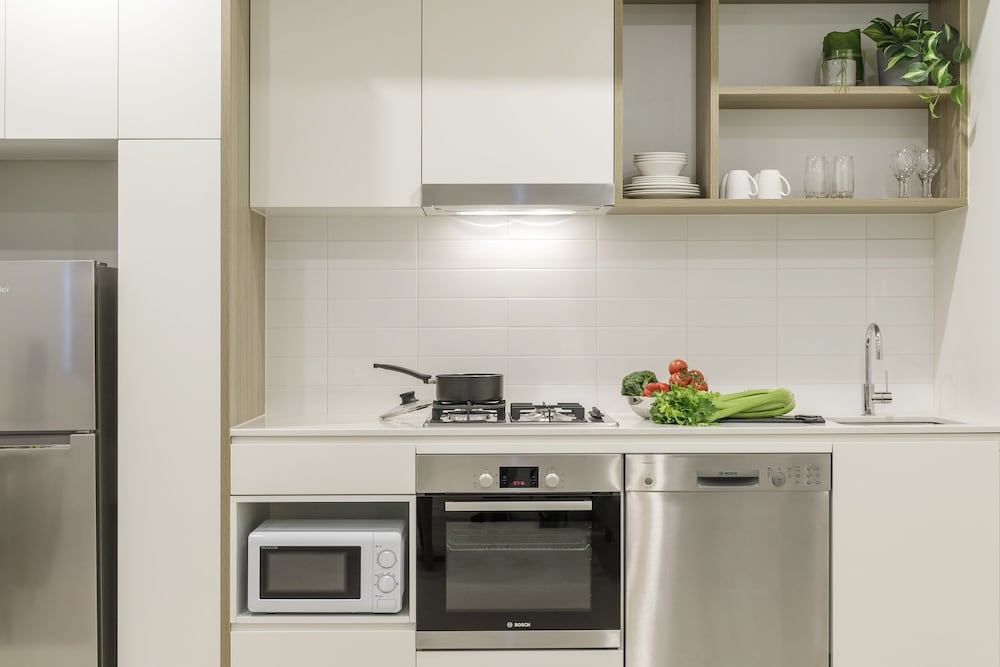 brady apartment hotel hardware lane