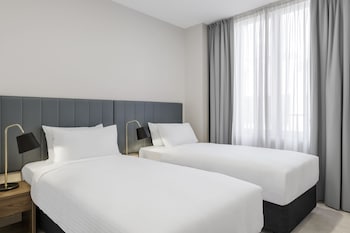 brady apartment hotel hardware lane