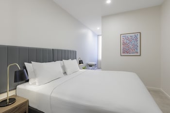 brady apartment hotel hardware lane