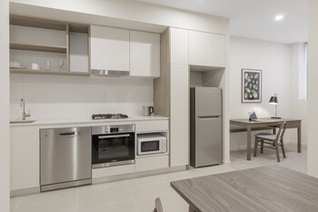 brady apartment hotel hardware lane