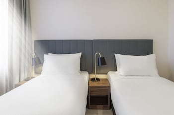 brady apartment hotel hardware lane