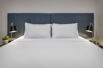 brady apartment hotel hardware lane