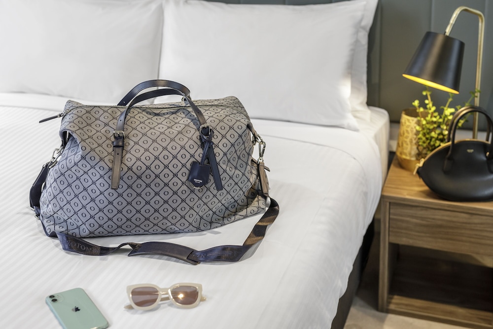 brady apartment hotel hardware lane