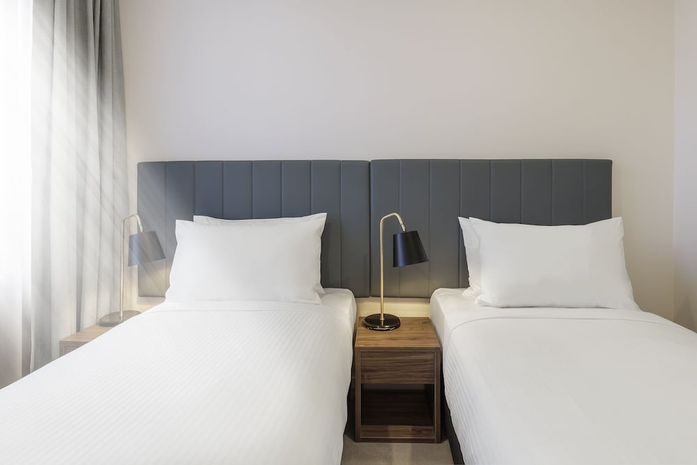 brady apartment hotel hardware lane