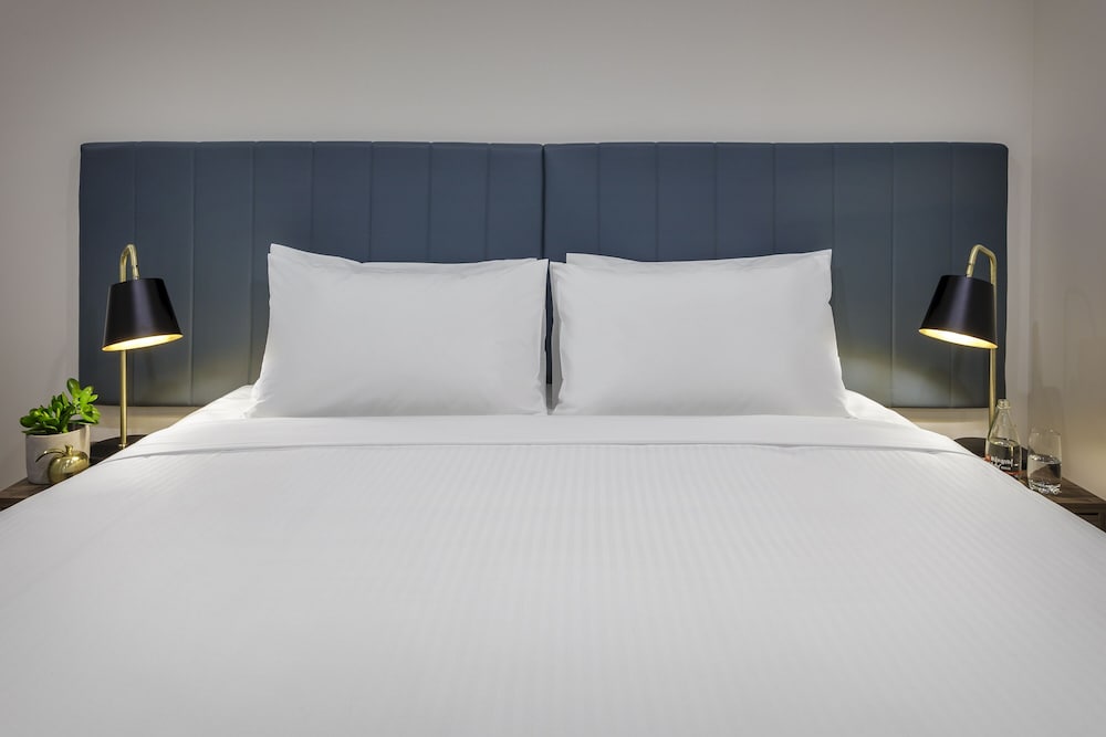 brady apartment hotel hardware lane