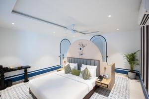 the sierra by the lake