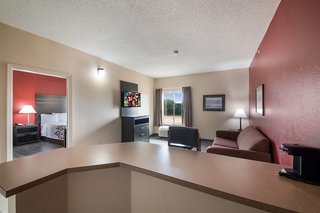 red roof inn and suites austin east manor